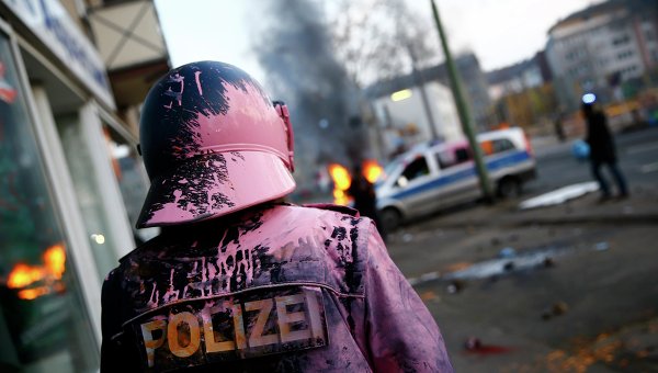Frankfurtda etirazlar zamanı 88 polis və 100 aksiyaçı yaralanıb (ƏLAVƏ OLUNUB)