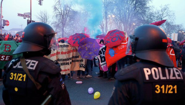 Более 100 человек задержаны в Берлине на акции протеста против карантинных мер