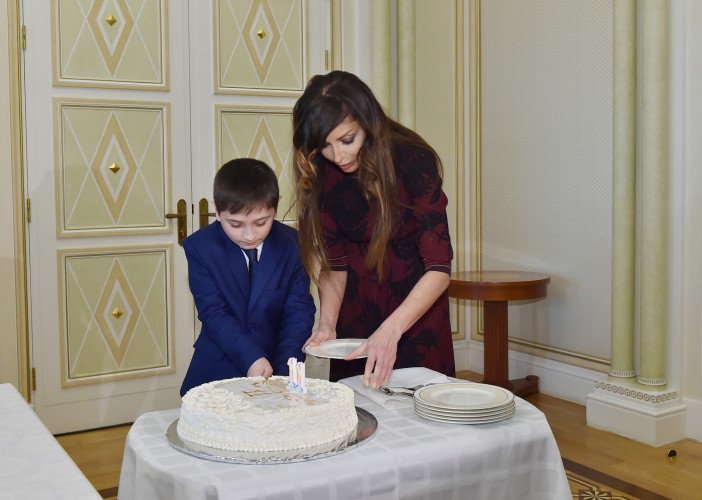 Azerbaijani president, his spouse mark 11-year-old schoolboy’s birthday along with him (PHOTO) (VIDEO)