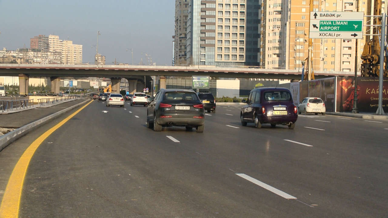 В Баку восстановлено движение на участках двух автодорог (ФОТО)