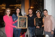 Мурат Далкылыч получил в подарок панно с азербайджанскими орнаментами (ФОТО)