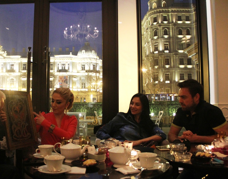 Мурат Далкылыч получил в подарок панно с азербайджанскими орнаментами (ФОТО)