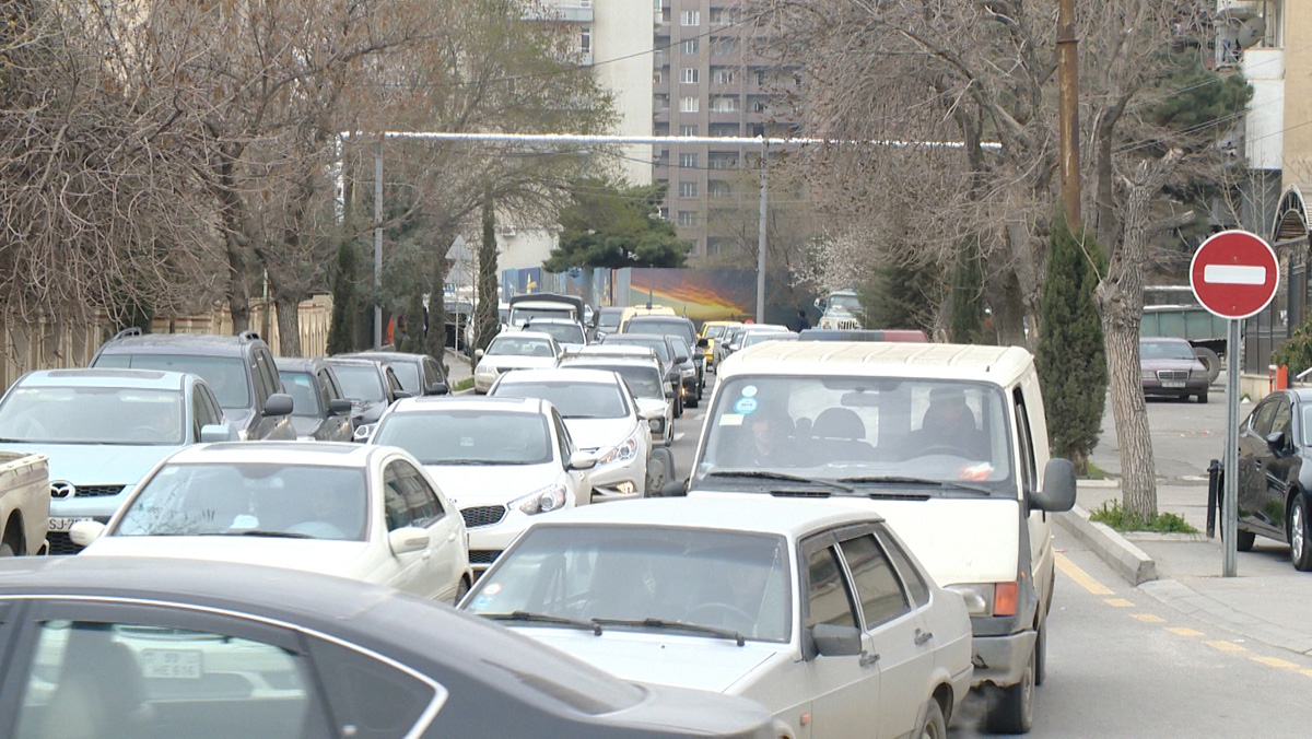 Отсутствие дорожных знаков создало опасную ситуацию на центральной улице Баку (ФОТО,ВИДЕО)