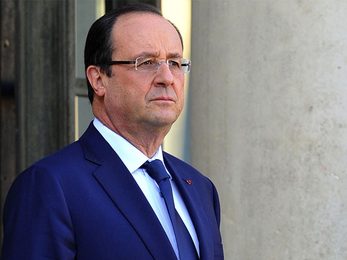 Олланд поздравил Макрона с успехом в первом туре выборов президента