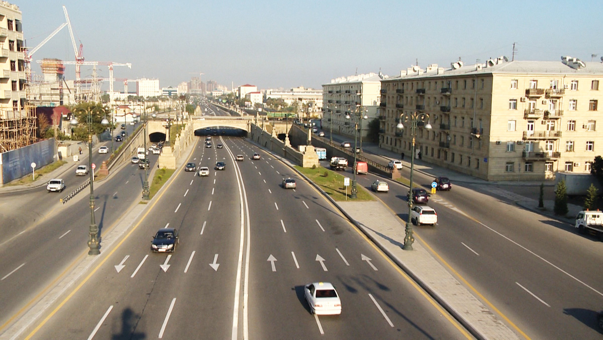 В Баку продолжаются работы по ремонту одного из центральных проспектов (ВИДЕО)