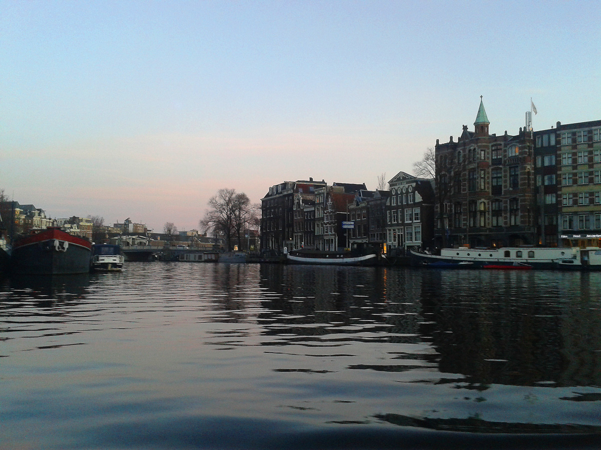 Увлекательная прогулка по водным каналам Амстердама (ФОТО)