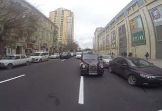 Парковка с нарушением правил препятствует движению на улицах Баку (ВИДЕО)