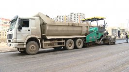 Продолжается ремонт дороги в Хатаинском районе Баку (ФОТО)
