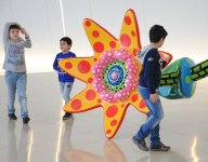 Легендарное произведение японской художницы в Центре Гейдара Алиева вызвало интерес жителей Баку (ФОТО)