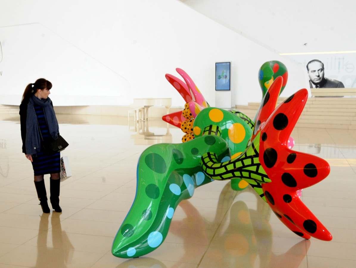 Легендарное произведение японской художницы в Центре Гейдара Алиева вызвало интерес жителей Баку (ФОТО)