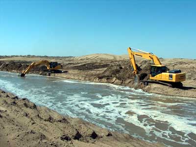 В Туркменистане среди песков создается искусственное озеро "Алтын асыр"