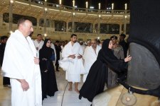 Президент Азербайджана и его супруга совершили умру в Мекке (ФОТО)