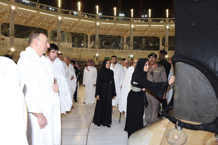 Azerbaijani president, his spouse perform Umrah pilgrimage in Mecca (PHOTO)