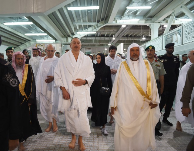 Azerbaijani president, his spouse perform Umrah pilgrimage in Mecca (PHOTO)