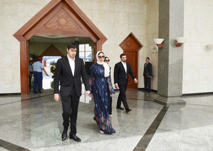 Президент Азербайджана и его супруга посетили мечеть Пророка в Медине (ФОТО)