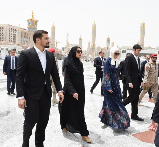 Президент Азербайджана и его супруга посетили мечеть Пророка в Медине (ФОТО)