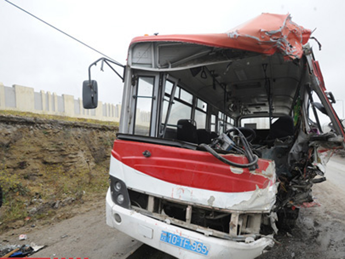 В Сумгайыте попал в аварию маршрутный автобус, десятки пострадавших