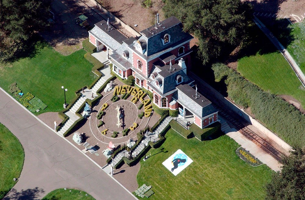 Знаменитое поместье Майкла Джексона Neverland выставлено на продажу за $100 млн.