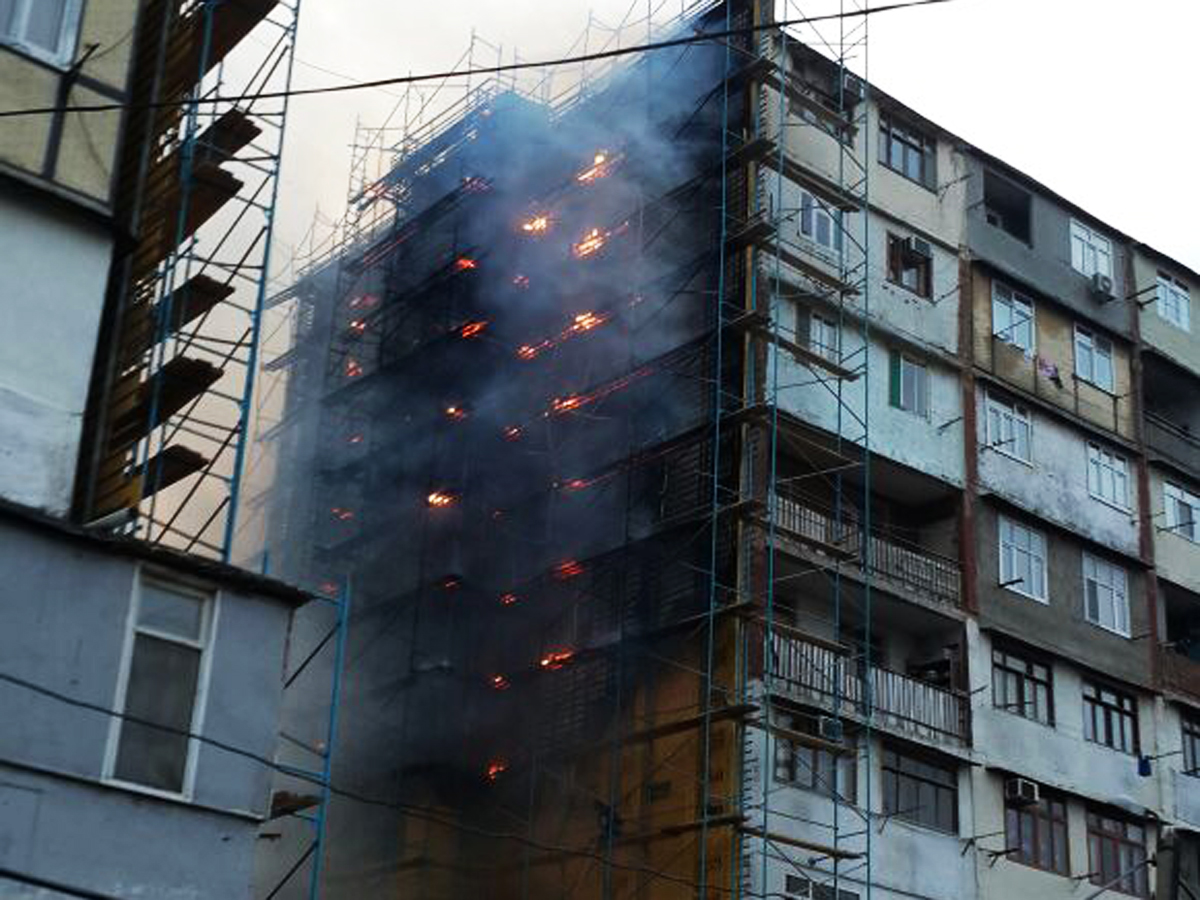 Fire in residential building in Baku was extinguished
(PHOTO, VIDEO)