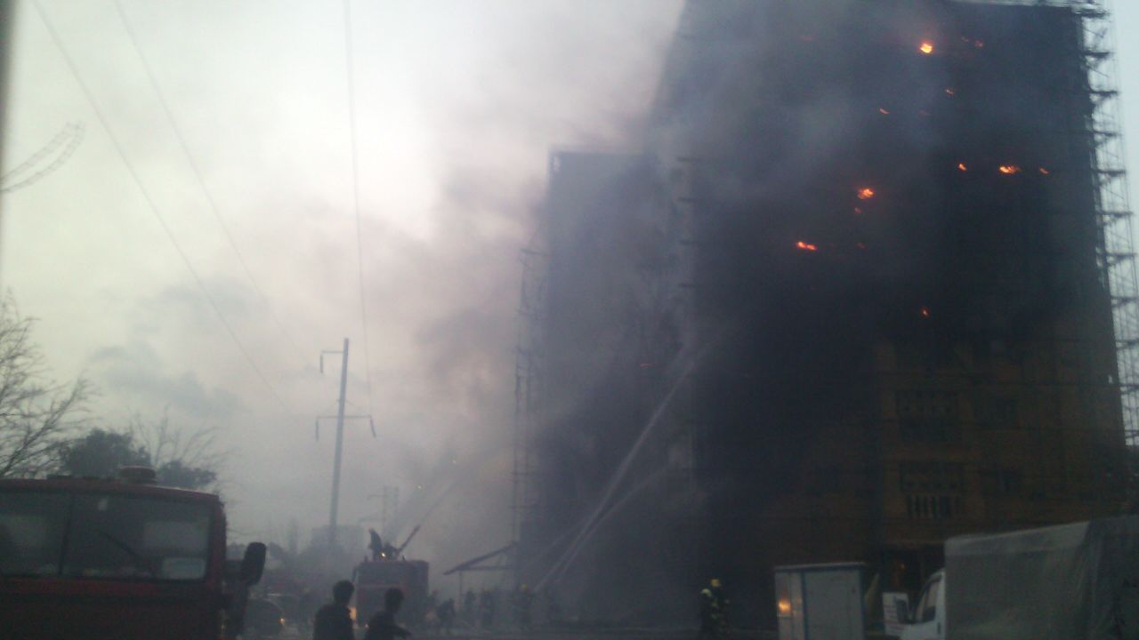 Fire in residential building in Baku was extinguished
(PHOTO, VIDEO)