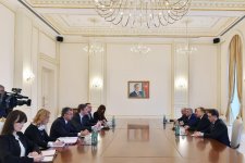 Президент Ильхам Алиев принял делегацию во главе с премьером Сербии