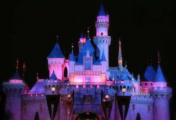 Disneyland в Шанхае частично восстанавливает работу некоторых объектов