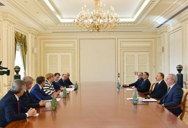 Президент Азербайджана принял делегацию во главе с министром экономического развития Италии