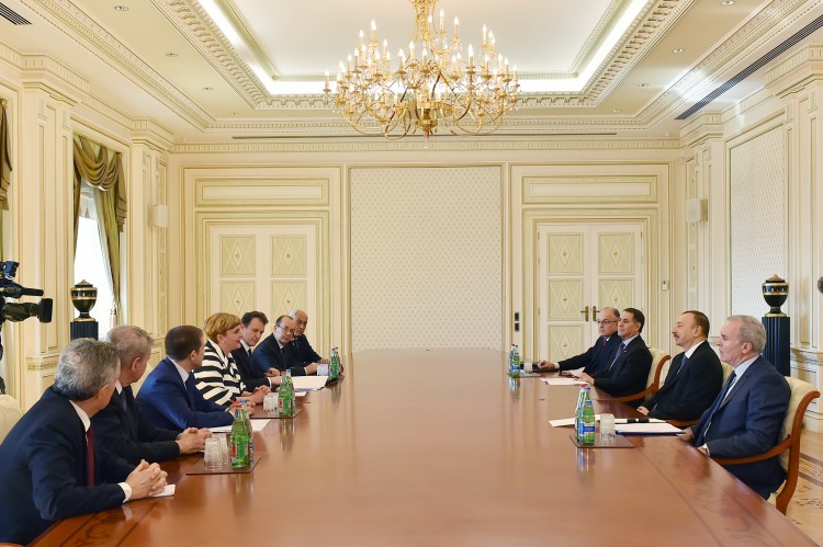 Президент Азербайджана принял делегацию во главе с министром экономического развития Италии