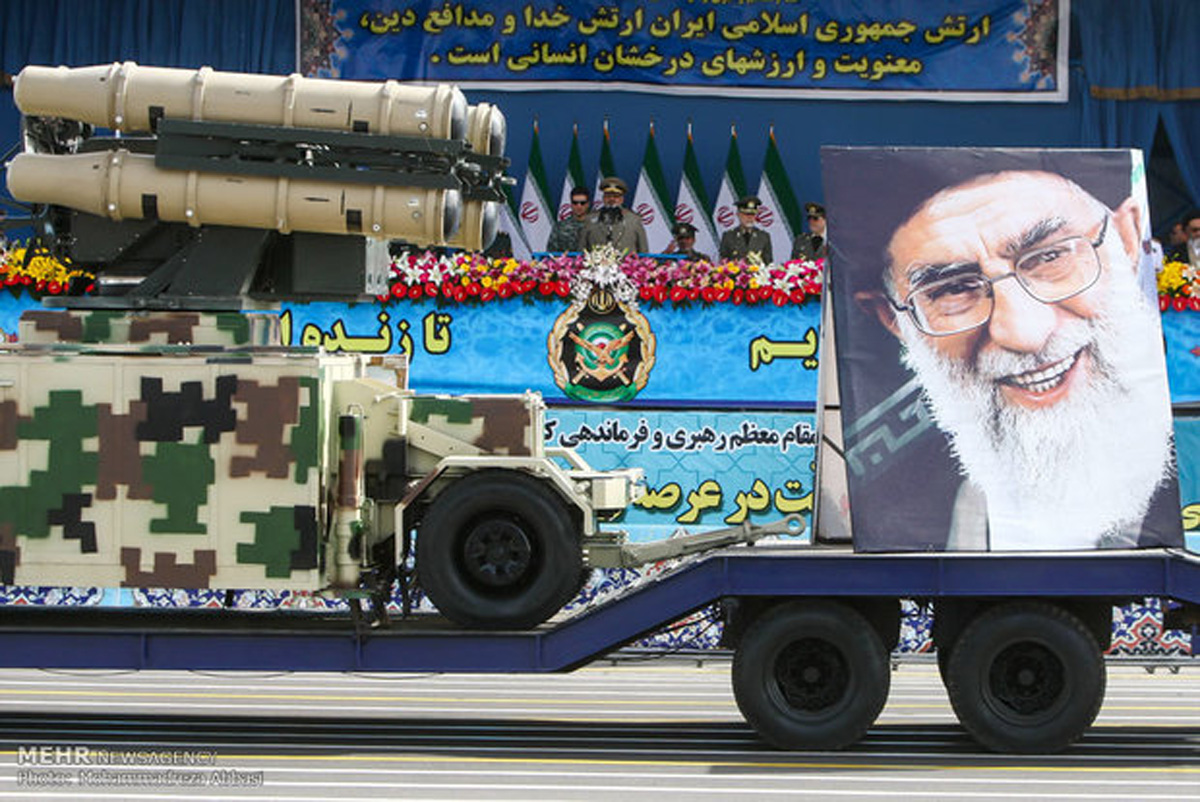 İran yeni silahlarını nümayiş etdirdi (FOTO)