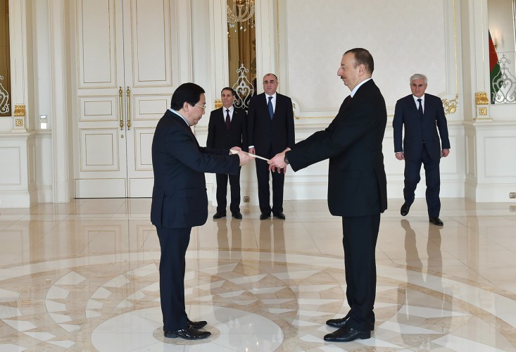President Ilham Aliyev receives credentials of newly-appointed Vietnamiese ambassador