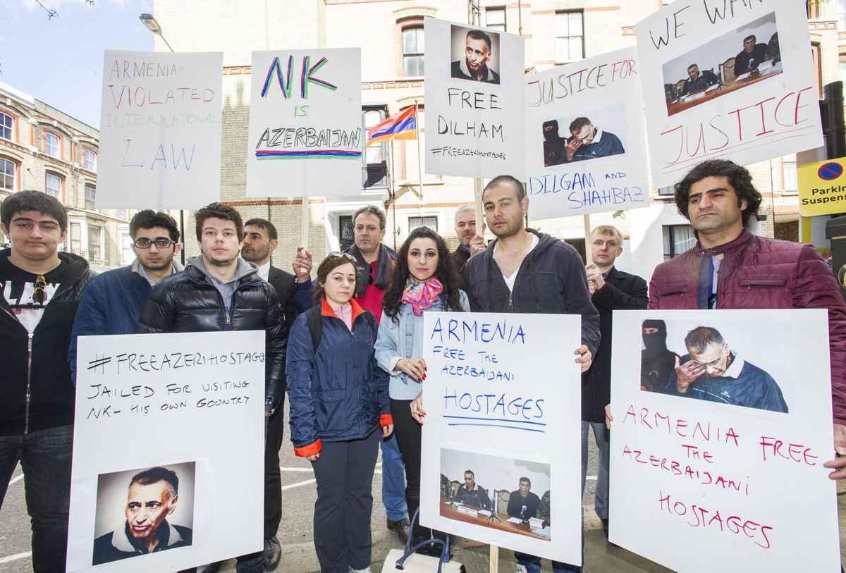 Азербайджанцы провели в Лондоне пикет перед посольством Армении (ФОТО)