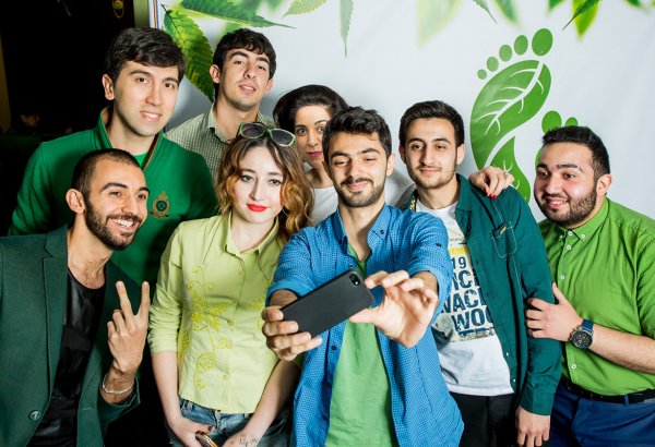 Азербайджанская молодежь оделась в зеленое (ФОТО)