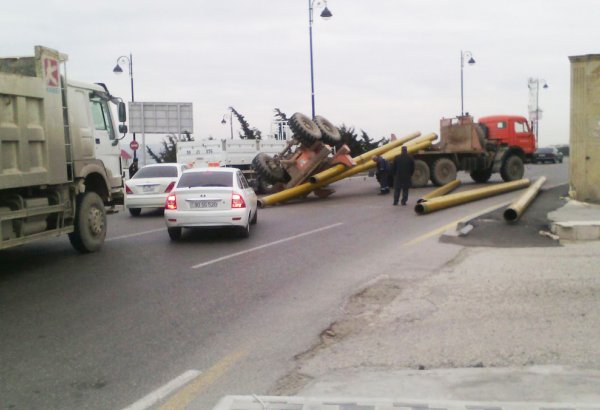 Крупная авария на центральном проспекте в Баку (ФОТО) (версия 2)