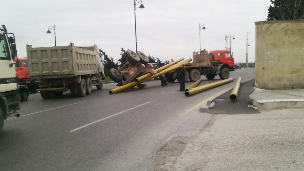Bakıda borularla dolu “Kamaz” aşdı, bir neçə avtomobil əzildi (FOTO)