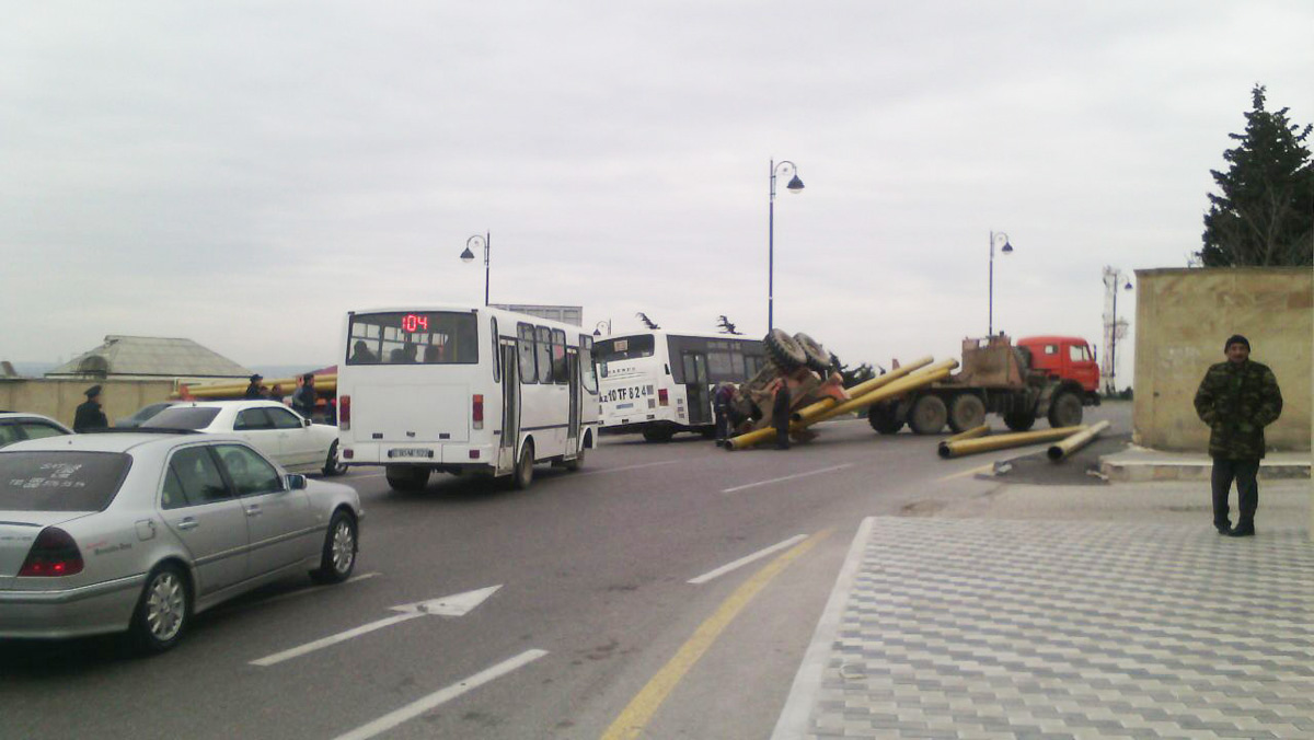 Крупная авария на центральном проспекте в Баку