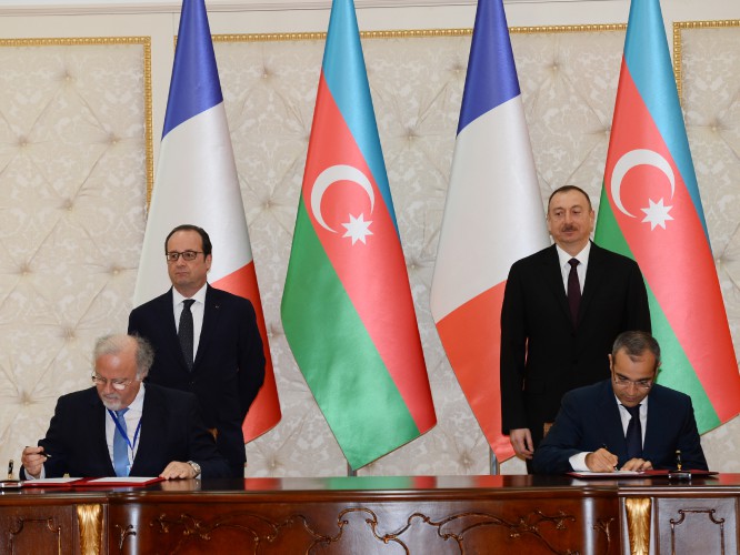 В рамках визита президента Франции в Баку подписан документ
