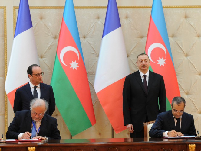 В рамках визита президента Франции в Баку подписан документ