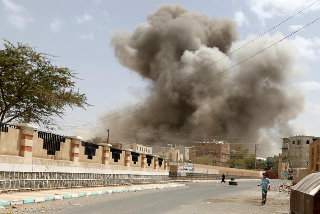 Suudi önderliğindeki koalisyon güçlerine ait savaş uçakları Yemen’de bir köyü bombaladı
