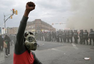 В центре Миннеаполиса проходят мирные митинги против полиции