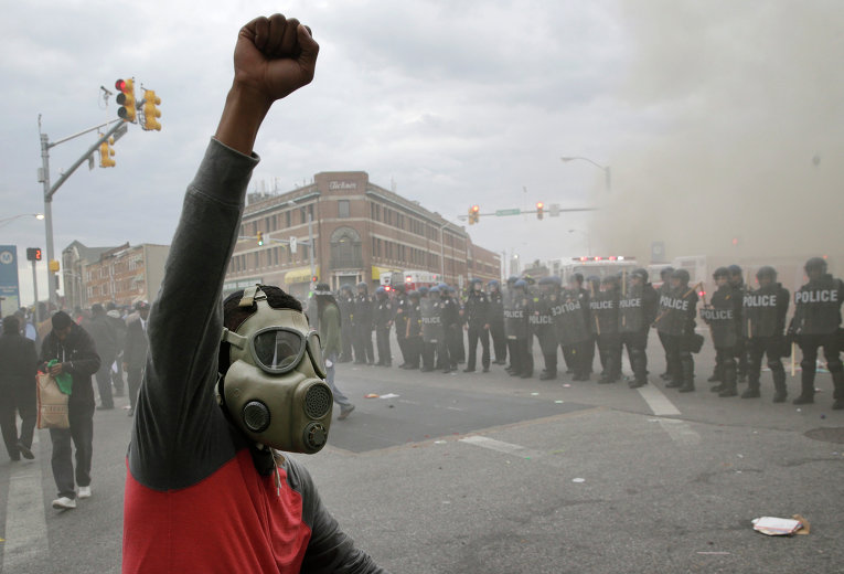 Беспорядки в Балтиморе: погромы, мародерства и поджоги (ФОТО)