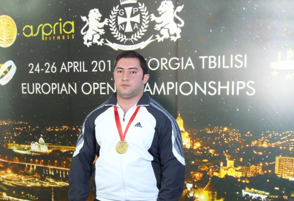 Сотрудник азербайджанского "Unibank" установил мировой рекорд