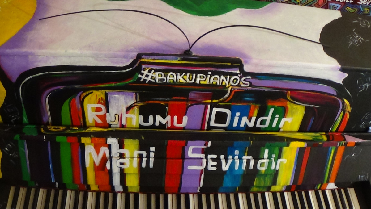 В Баку проводится креативная акция  "Раскрась пианино и сыграй", посвященная Евроиграм (ФОТО)