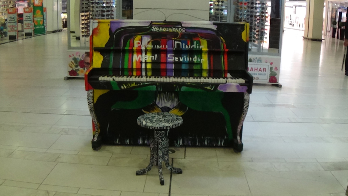 В Баку проводится креативная акция  "Раскрась пианино и сыграй", посвященная Евроиграм (ФОТО)