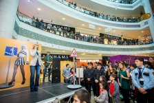 10 тыс. жителям Баку раздали "бриллианты" (ФОТО)