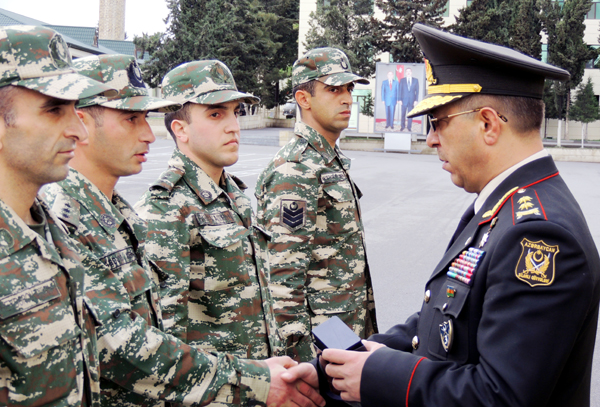 General Rövşən Əkbərov hərbçilərə mükafat verdi (FOTO)