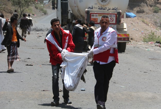 Suicide bomber kills at least 50 Yemeni troops in Aden (UPDATE)