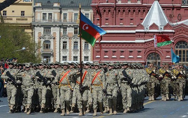 Azerbaijani servicemen march through Red Square (PHOTO)