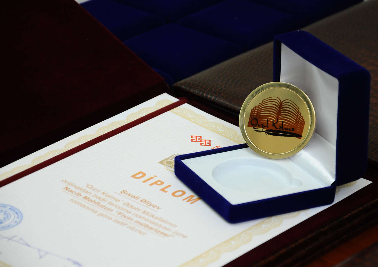 В Баку состоялась торжественная церемония вручения литературной премии «Qızıl Kəlmə» (ФОТО)
