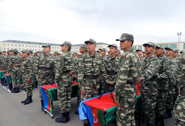 В Азербайджане начата отправка призывников на места прохождения военной службы