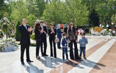 Azerbaijani president, his spouse attend Flower Festival (PHOTO)